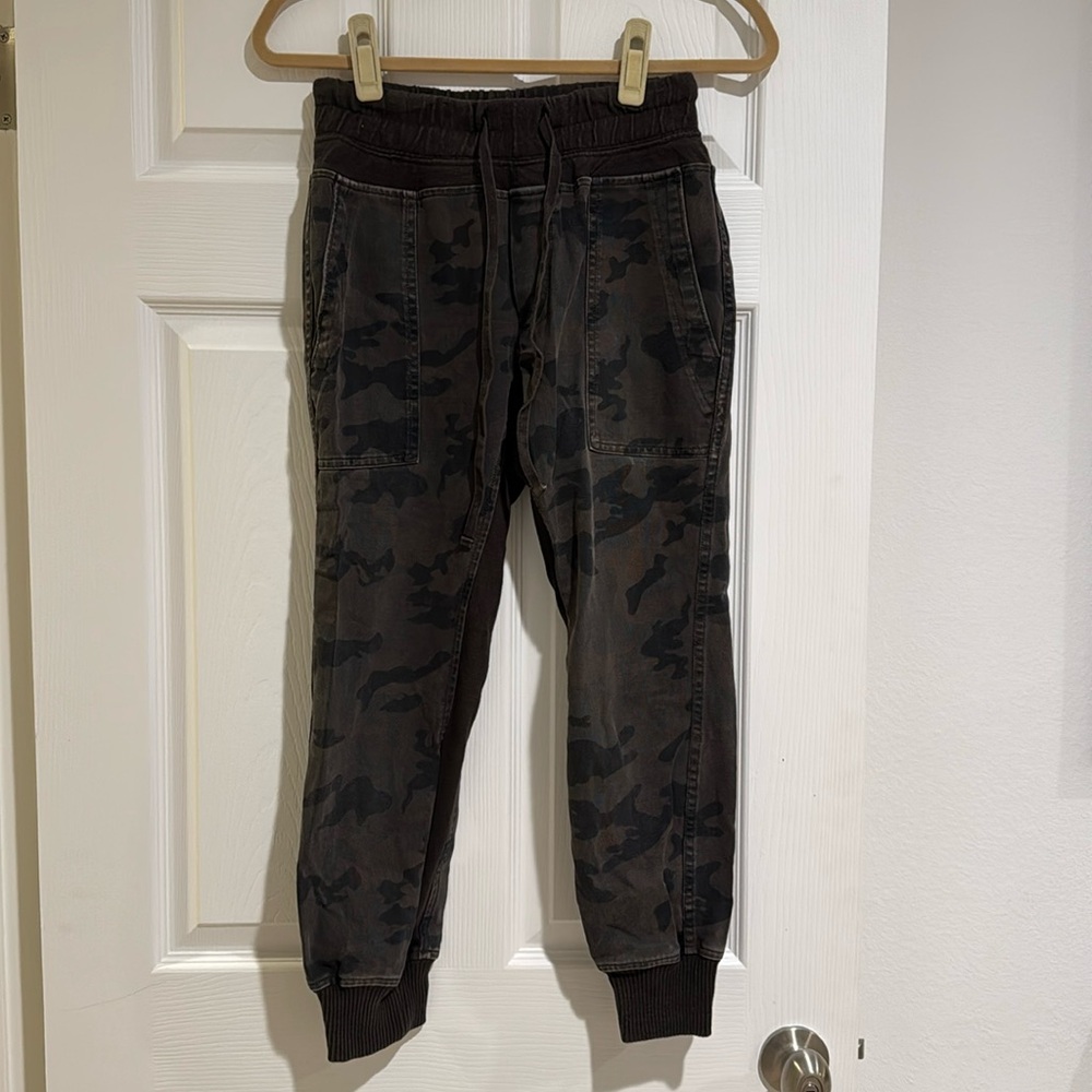 James Perse cropped camo print joggers